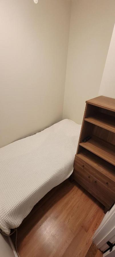 Private Bedroom Near Boston Bagian luar foto