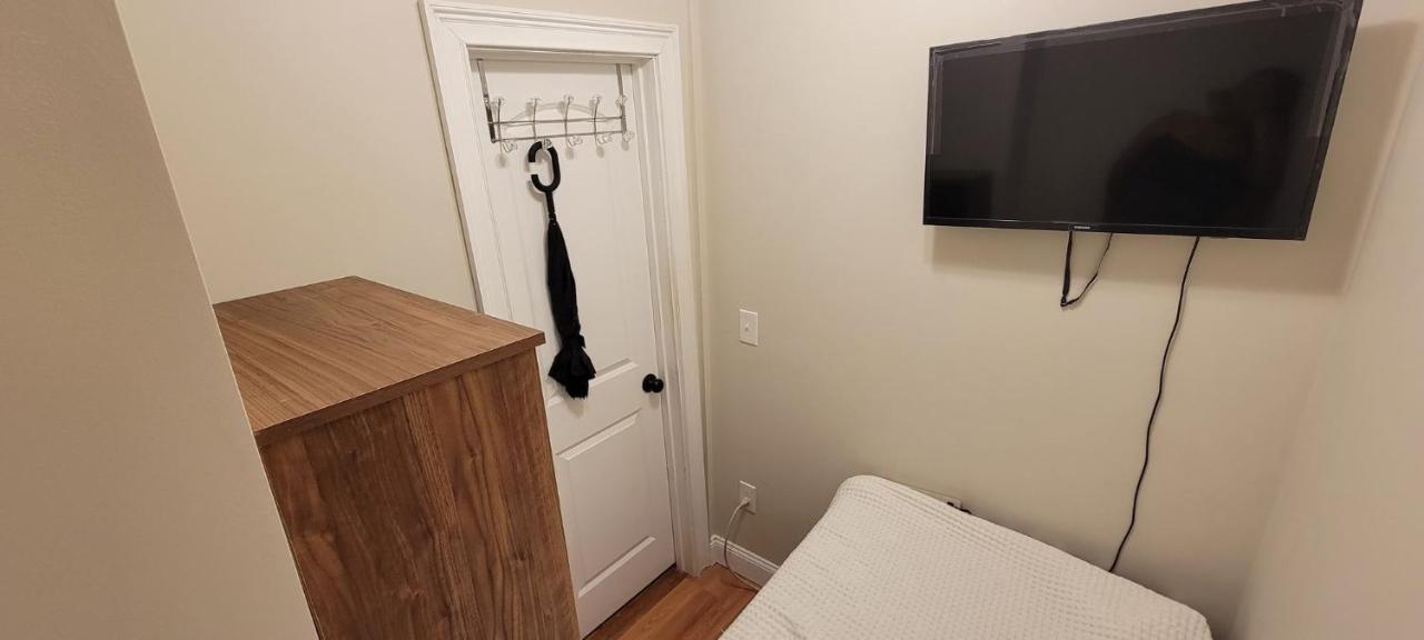 Private Bedroom Near Boston Bagian luar foto
