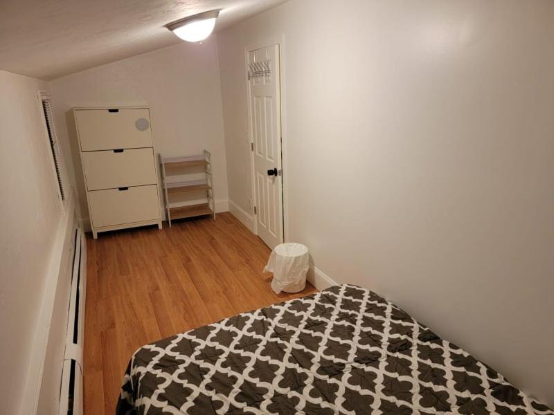 Private Bedroom Near Boston Bagian luar foto
